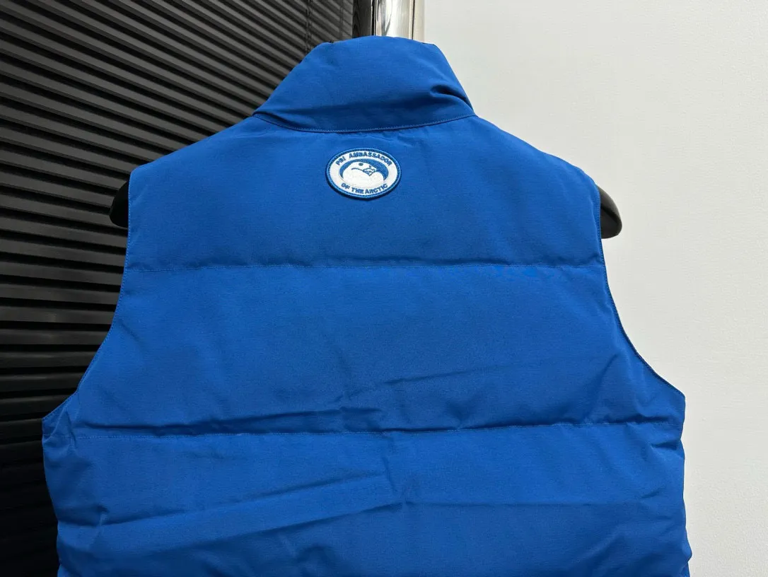 P360 [Canada Goose] Canada Goose #Freestyle Crew 4154M Men’s and Women’s Vest Down# ➖ Imported Behringer embroidery machine with customized 10,000-needle embroidery logo! ➖ Imported 21-count polyester-cotton blended original fabric, using Feather-Light 10D waterproof coating fabric, made of 84.5% polyester fiber and 15.5% cotton, 100% the best feel in the entire network! ➖ The genuine official website uses the national standard 80 white duck down, and will never be misled by false claims such as 90 down or goose down! ➖ 100% nylon nylon lining with double double-layer sealing design to prevent velvet from running away. Top-grade polar fleece is used in the collar and pockets to keep warm and comfortable! ➖ Yoshida YKK provides original custom-made electroplated sliders. YKK two-way lockable zippers are tight and smooth and will not peel off paint! ➖ 3M composite original Velcro is durable, and all accessories and hardware are disassembled and customized! ⛔No slander, no exaggeration, no need for too much copywriting, because it is focused, it is professional!  SIZE: XS S M L XL XXL
